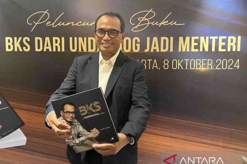 Menteri Perhubungan (Menhub) Budi Karya Sumadi meluncurkan buku berjudul "BKS dari Underdog Jadi Menteri" di Jakarta, Selasa (8/10/2024) malam. ANTARA/Harianto