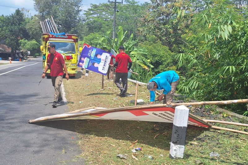 Bawaslu Purworejo Penertiban Ribuan APK Melanggar Aturan