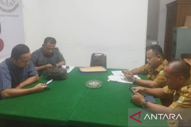 Kabag Hukum Setda Karawang Asep Suryana (kedua dari kanan) didampingi stafnya memenuhi panggilan Bawaslu Karawang untuk dimintai keterangan terkait maraknya baligo petahana. (ANTARA/Ali Khumaini)