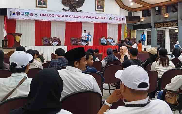 Dialog publik calon kepala daerah bersama pemuda Kabupaten Kotawaringin Timur, Selasa malam, 8 Oktober 2024. (FOTO: DEWIP)