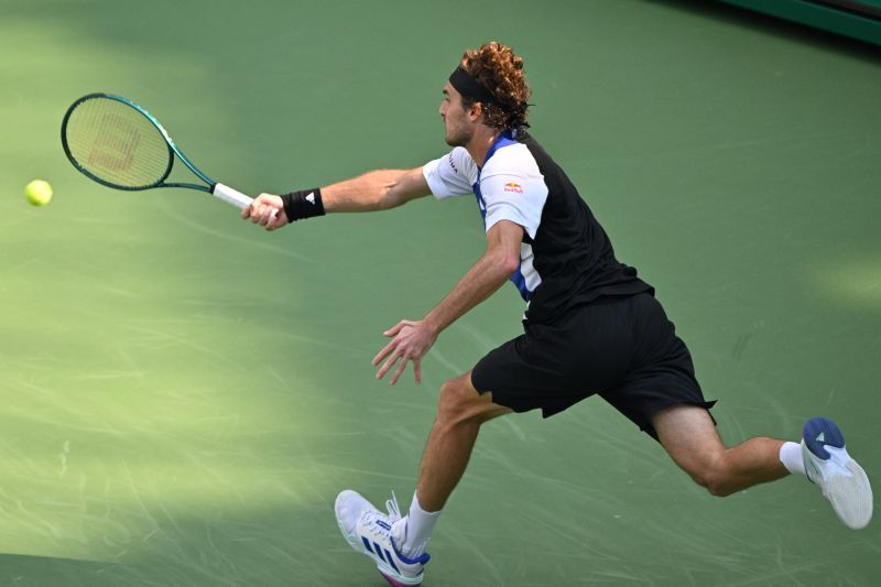 Petenis Yunani Stefanos Tsitsipas melakukan pengembalian bola kepada petenis Prancis Alexandre Muller pada babak kedua Shanghai Masters di Shanghai, Selasa (8/10/2024). (ANTARA/AFP/Hector Retamal)