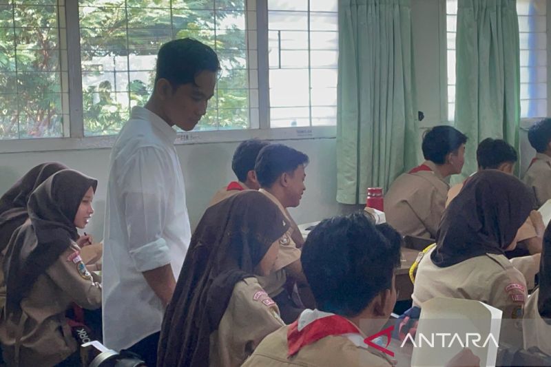 Gibran pantau uji coba makan siang bergizi di SMA Jakarta Selatan