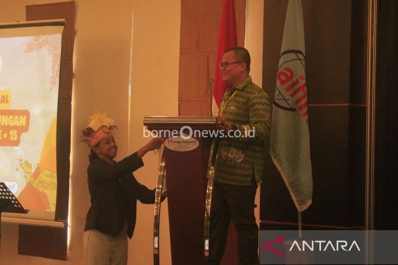 Ketua DPP AHII Agus Haryanto saat menambuh tifa membuka secara resmi konvensi nasional XV AHII di Kota Jayapura, Papua pada Rabu. (ANTARA/HO-Humas Pemkab Jayapura)