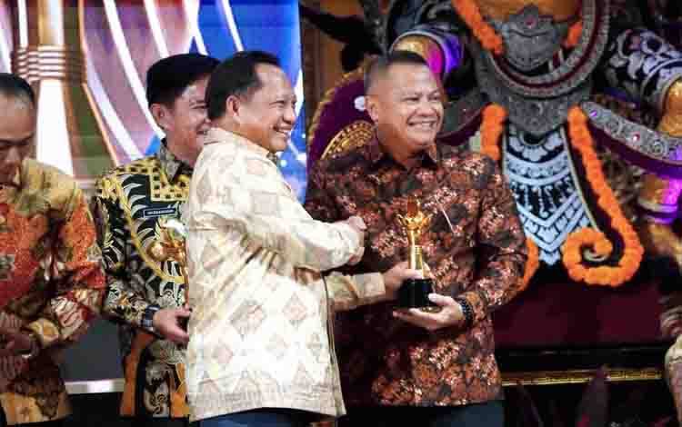 Gubernur Kalteng Terima Penghargaan Upakarya Wanua Nugraha