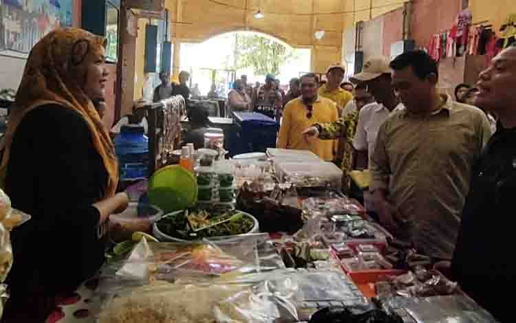 Paslon Fairid - Zaini Blusukan ke Pasar Kahayan dan Rajawali