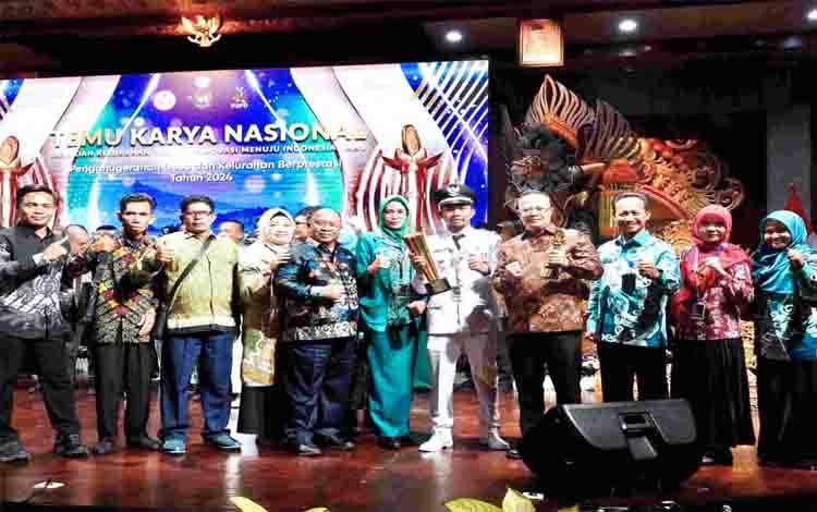 Penghargaan Piala Upakarya Wanua Nugraha Wujud Dedikasi Gubernur Kalteng Majukan Desa dan Kelurahan