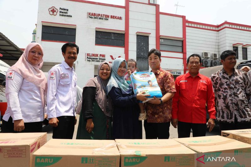 PMI Kabupaten Bekasi Terima Ribuan Karton Popok Bayi dari PT Elleair