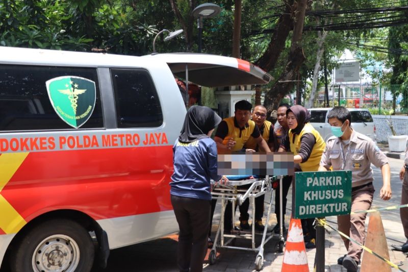 Warga Selamatkan Ibu dan Bayi yang Terjun ke Laut di Ancol