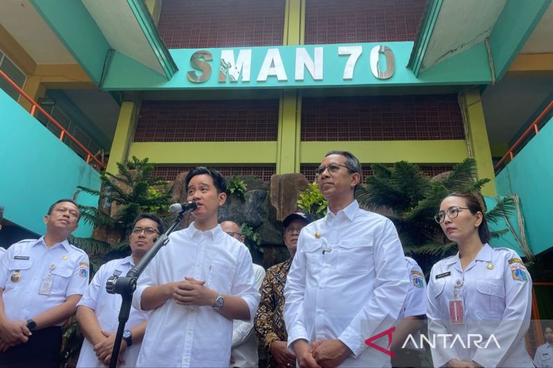 Vice President-elect Gibran Rakabuming Raka (center) and Jakarta Acting Governor Heru Budi Hartono (second from the right) deliver statements after reviewing a trial for the Free Nutritious Meals program at SMAN 70 Jakarta in South Jakarta on Wednesday (October 9, 2024). ANTARA/Lifia Mawaddah Putri