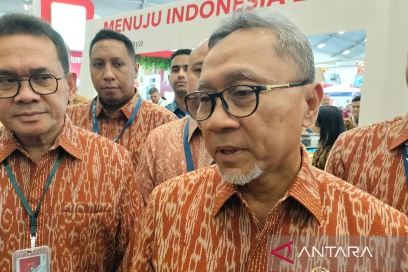 Menteri Perdagangan (Mendag) Zulkifli Hasan menyampaikan keterangan kepada awak media dalam Trade Expo Indonesia 2024 di ICE BSD Tangerang, Banten pada Rabu (9/10/2024). (ANTARA/Aji Cakti)