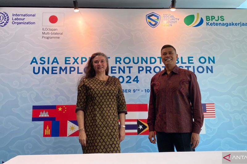 Direktur Utama BPJS Ketenagakerjaan Anggoro Eko Cahyo (kanan) dan Direktur ILO untuk Indonesia dan Timor Leste Simrin Singh usai konferensi pers Asia Expert Roundtable On Unemployment Protection di Jakarta, Rabu (9/10/2024) ANTARA/Prisca Triferna