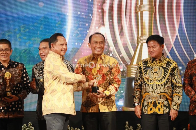 Gubernur Sulsel Raih Penghargaan Upakarya Wanua Nugraha dari Kemendagri