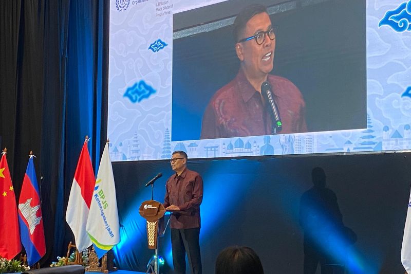 Direktur Utama BPJS Ketenagakerjaan Anggoro Eko Cahyo dalam acara Asia Expert Roundtable On Unemployment Protection yang digelar ILO bersama BPJS Ketenagakerjaan di Jakarta, Rabu (9/10/2024). ANTARA/Prisca Triferna