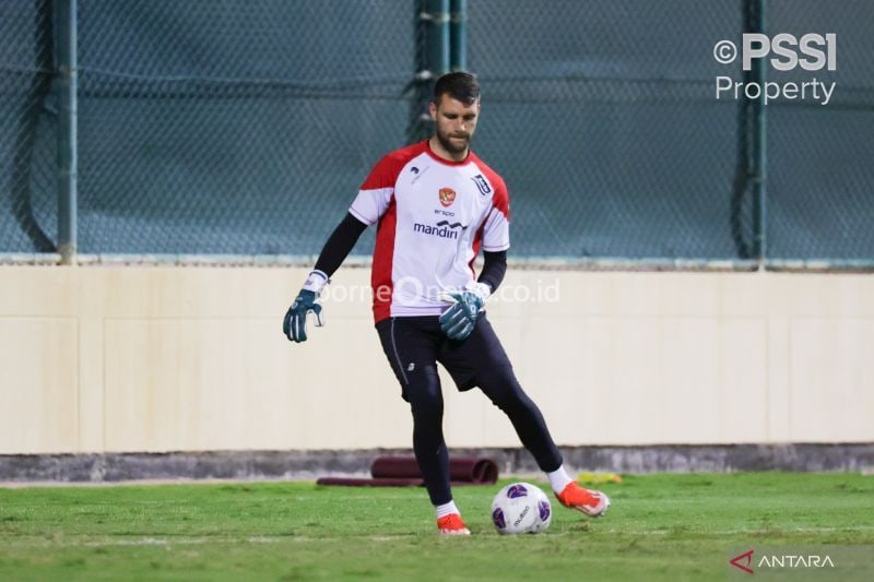Aksi kiper timnas Indonesia Maarten Paes saat mengikuti latihan hari ketiga di Bahrain, Selasa (8/10/2024). Indonesia akan menghadapi Bahrain pada laga ketiga putaran ketiga kualifikasi Piala Dunia 2026 zona Asia di Stadion Nasional Bahrain, Kamis (10/10/2024) pukul 23.00 WIB. (PSSI)