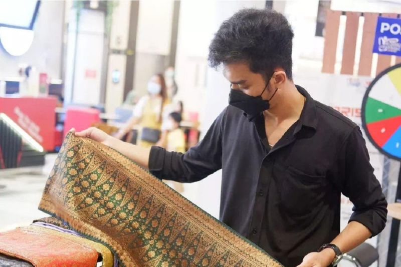 Penenun Kain Songket Sambas Manfaatkan KUR untuk Usaha Berkembang