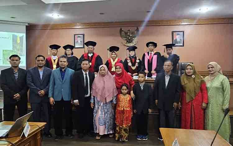 Foto bersama usai Sidang Disertasi Doktoral Program by Riset Program Studi S3 Pengelolaan Sumberdaya Alam dan Lingkungan, Sekolah Pascasarjana, Universitas Sumatera Utara atau PSL SPs USU yang dipimpin Profesor Rahmawaty. (FOTO: Dokumentasi Prof Rahmawaty untuk Borneonews)