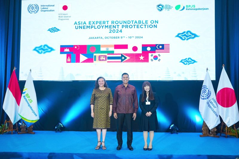 Direktur ILO untuk Indonesia dan Timor-Leste Simrin Singh (kiri) dan Direktur Utama BPJS Ketenagakerjaan Anggoro Eko Cahyo (tengah) dalam acara Asia Expert Roundtable On Unemployment Protection yang digelar ILO bersama BPJS Ketenagakerjaan di Jakarta, Rabu (9/10/2024) ANTARA/HO-BPJS Ketenagakerjaan