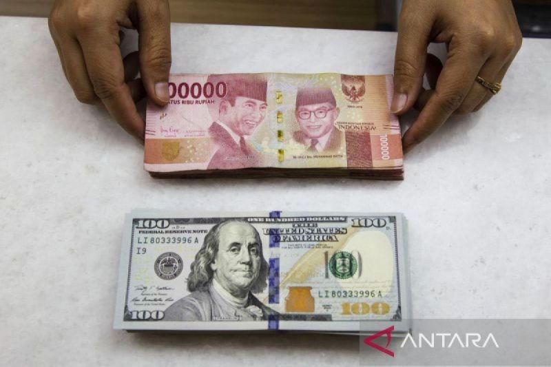 Rupiah Menguat Terhadap Dolar AS, Dipengaruhi Harga Minyak Dunia