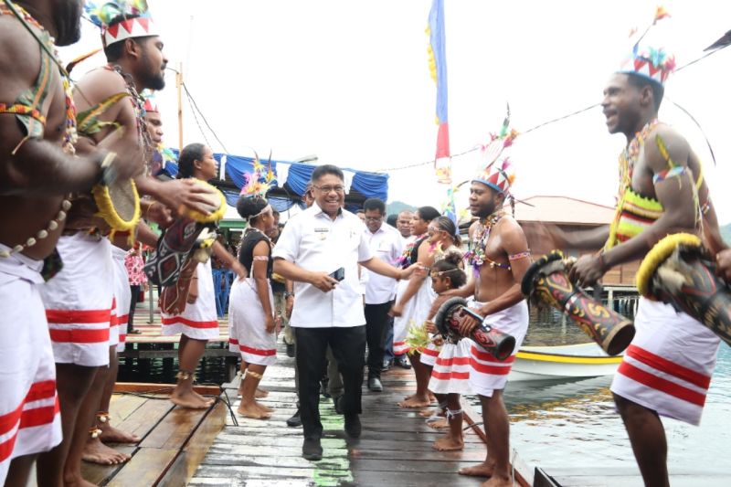 Pemerintah Kota Jayapura Resmikan Kantor Kampung Tobati dan Berikan Bantuan