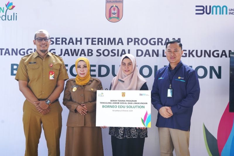 Foto bersama setelah penyerahan bantuan Program TJSL Borneo Edu Solution oleh Senior Manager Keuangan, Komunikasi, dan Umum PLN UID Kalselteng, Sigit Fanani (kanan) kepada Kepala Sekolah PKBM Harapan Baru Fitria Yuliana (dua dari kanan), didampingi Pjs Wali ota Banjarbaru Nurliani dan Kepala Dinas Pendidikan Kota Banjarbaru Dedy Soetoyo di Banjarbaru, beberapa waktu lalu. ANTARA/HO-PLN UID Kalselteng