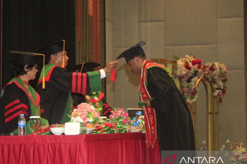 Ketua Sekolah Tinggi Ilmu Hukum Biak Dr Muslim Lobubun, MH mengukuhkan lulusan sarjana dan magister hukum, Rabu (9/10). ANTARA/Muhsidin