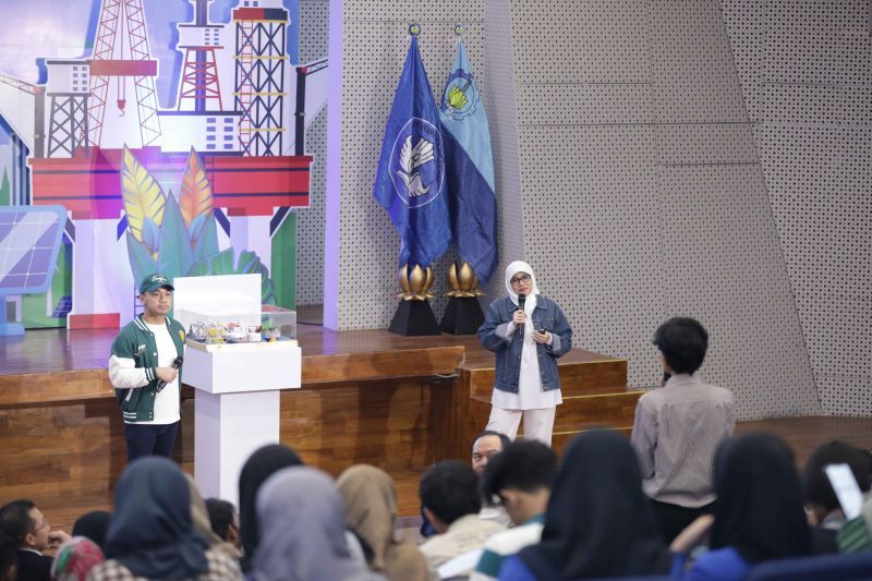 VP Business Support, Pertamina Subholding Upstream Regional Jawa Dr. Mira Tripuspita S. Psi., M. Comm (HRM) saat acara "Gen Z: Ambisi vs Kesehatan Mental" di kampus ITS, Rabu (9/10/2024). (ANTARA/HO-Pertamina Subholding Upstream Regional Jawa)