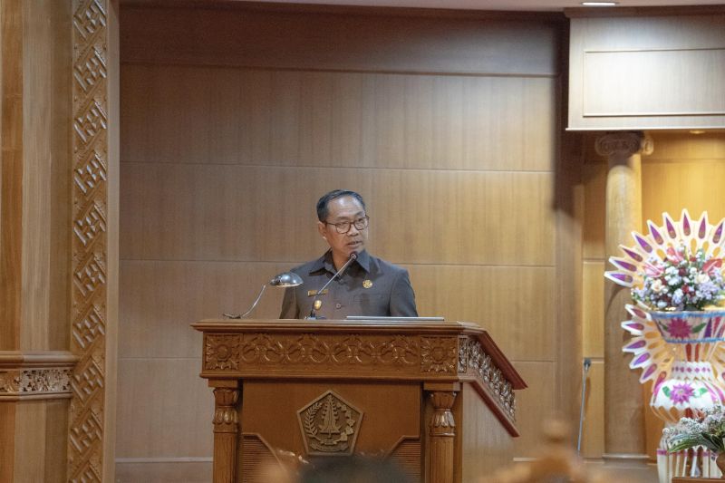 Plt. Bupati Badung I Ketut Suiasa saat menghadiri Rapat Paripurna Penjelasan Raperda APBD 2025, di Ruang Utama Gosana, Kantor DPRD Badung, Rabu (9/10/2024). ANTARA/HO-Humas Pemkab Badung