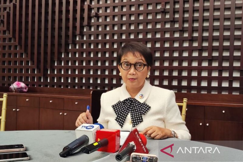 Menteri Luar Negeri Retno Marsudi memberikan keterangan pers di sela KTT Ke-44 dan Ke-45 ASEAN di Vientiane, Laos, Rabu (9/10/2024). (ANTARA/Mentari Dwi Gayati)