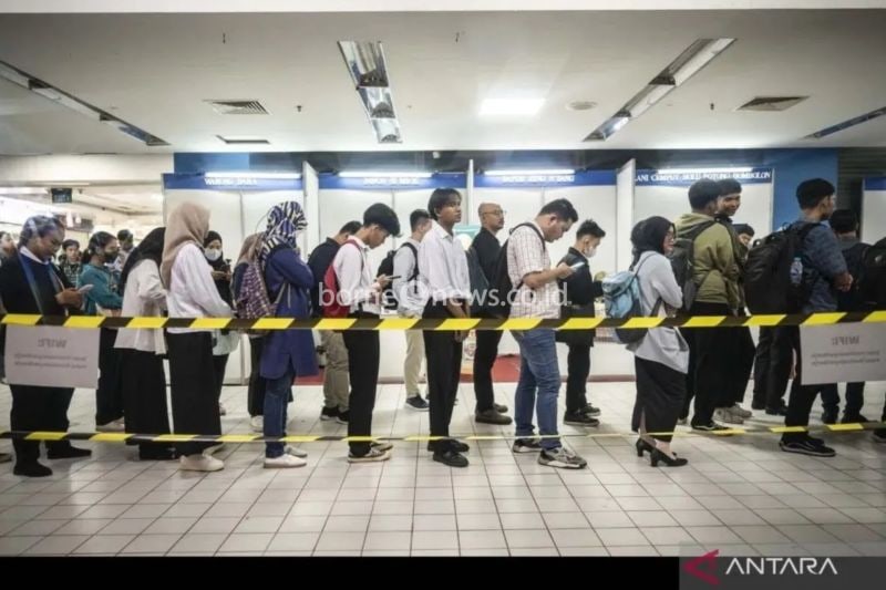Ilustrasi - Sejumlah pencari kerja antre untuk masuk ke dalam area Pameran Bursa Kerja di Thamrin City, Jakarta, Selasa (28/5/2024) (ANTARA FOTO/Aprillio Akbar/aww.)