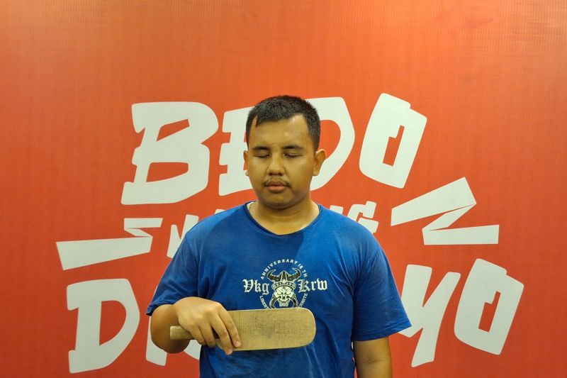 Atlet para tenis meja nomor tuna netra Jawa Barat, Agam Shandy Maqluddin saat ditemui pewarta di Hotel Mercure, Solo, Jawa Tengah (09/10/2024). (ANTARA/FAJAR SATRIYO)