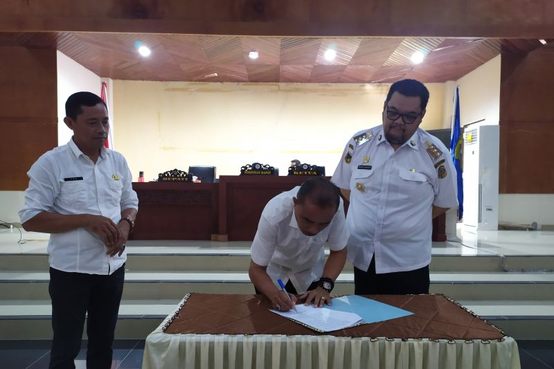 Ketua DPRD Parigi Moutong Alfred Tonggiroh disaksikan PJ Bupati Richard Arnaldo memandatangani berita acara rancangan peraturan daerah (Raperda) tentang APBD Parigi Moutong 2025 melalui rapat paripurna di DPRD setempat di Parigi, Rabu (9/10/2024). (ANTARA/HO-Kominfo Parigi Moutong)