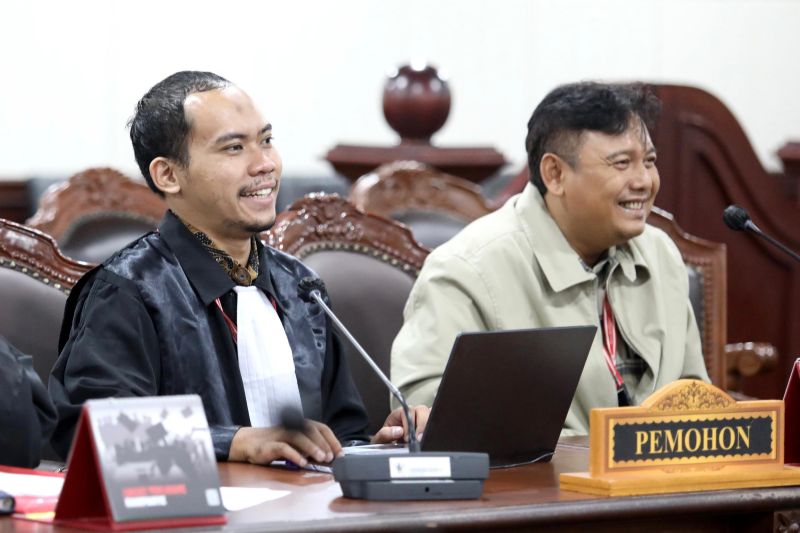 Pemohon perkara uji materi nomor 139/PUU-XXII/2024 Doni Istyanto Hari Mahdi (kanan) dan kuasa hukumnya Aldi Indra Setiawan (kiri) saat sidang pemeriksaan pendahuluan di Gedung Mahkamah Konstitusi, Jakarta, Rabu (9/10/2024). ANTARA/HO-Humas MK/Teguh