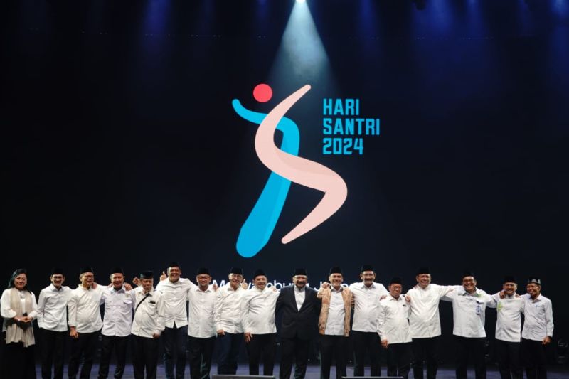 Menteri Agama Yaqut Cholil Qoumas berfoto bersama dengan jajaran saat merilis logo Hari Santri 2024 di JIExpo Kemayoran, Jakarta, Rabu (9/10/2024). (ANTARA/HO-Kemenag)