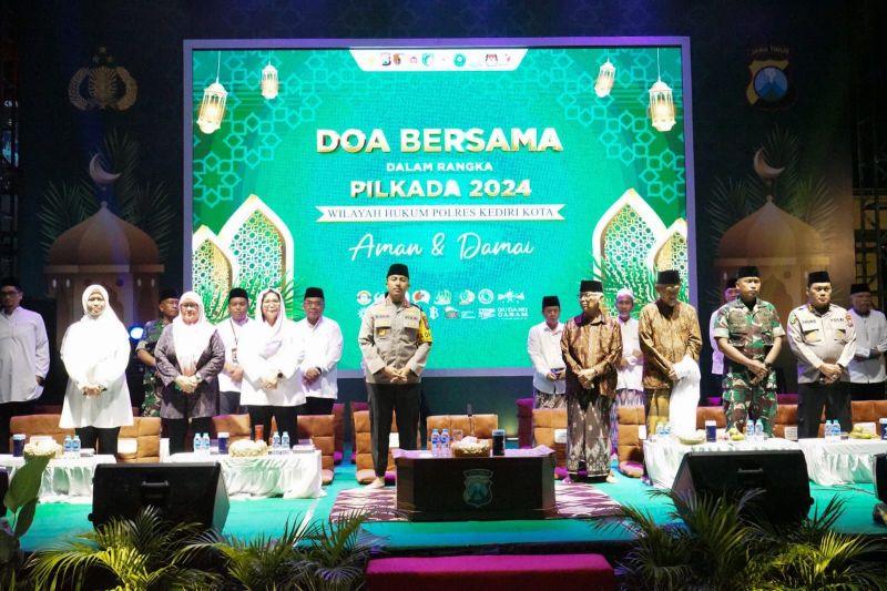Penjabat (Pj) Wali Kota Kediri Zanariah dengan Kapolres Kediri Kota AKBP Bramastyo Priaji dan pejabat lainnya dalam doa bersama dalam rangka Pilkada 2024 di Kediri, Jawa Timur, Rabu (9/10/2024) malam. ANTARA/HO-Pemkot Kediri