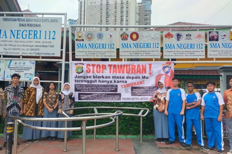 Polisi Pasang Spanduk Stop Tawuran untuk Edukasi Pelajar di Kembangan