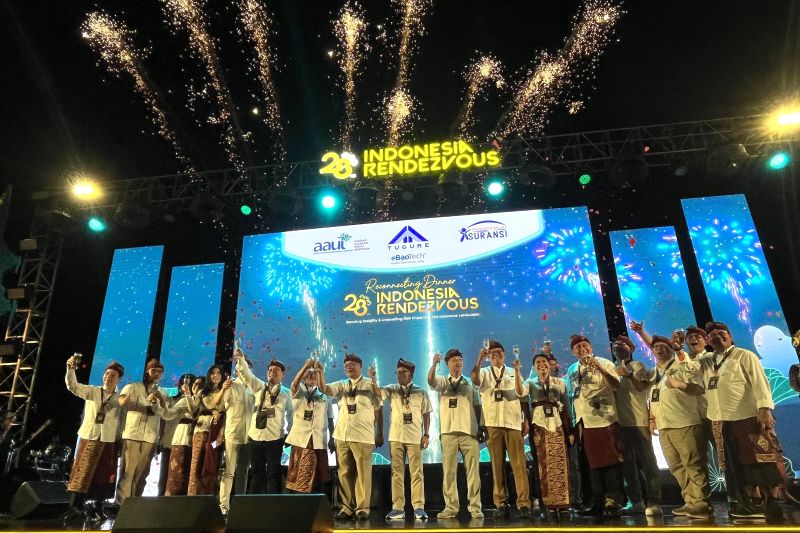 Asosiasi Asuransi Umum Indonesia (AAUI) saat membuka acara Reconnecting Dinner sebagai rangkaian awal kegiatan Indonesia Rendezvous 2024 ke-28 di Kawasan Nusa Dua, Bali, Rabu (8/10/2024). ANTARA/M. Baqir Idrus Alatas