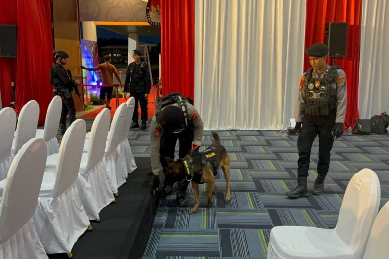Unit K9 Direktorat Direktorat Samapta Polda Kalimantan Utara mengamankan debat pasangan Calon Gubernur dan Wakil Gubernur Kaltara di Gedung Tarakan Art & Convention Center (TACC) di Tarakan, Rabu malam (9/10). (ANTARA/HO-Polda Kaltara) (Kaltara)
