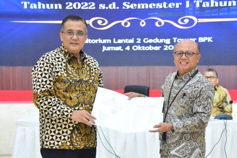 Anggota VII BPK/Pimpinan Pemeriksaan Keuangan Negara VII Slamet Edy Purnomo (kiri) menyerahkan surat tugas pemeriksaan dari Anggota VII BPK kepada Direktur Utama PT Bahana Pembinaan Usaha Indonesia (Persero) Hexana Tri Sasongko di Jakarta, Jumat (4/10/2024). ANTARA/Muhammad Baqir Idrus Alatas