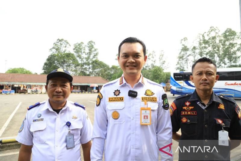 Kepala Dinas Perhubungan (Dishub) Kota Tangerang Achmad Suhaely (tengah). ANTARA/Irfan