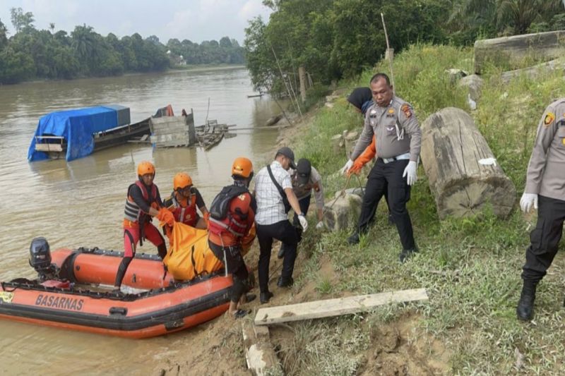 Tim SAR membawa korban tenggelam di Sungai Kampar dalam keadaan meninggal dunia. (ANTARA/HO-SAR Pekanbaru)