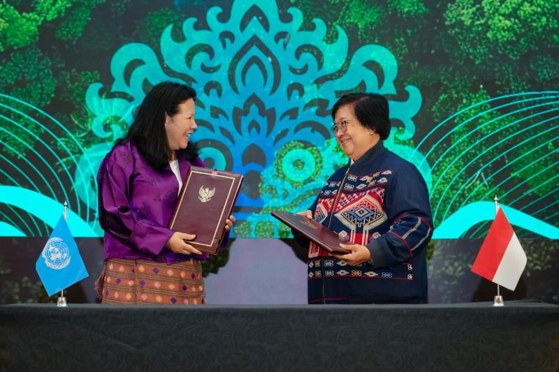 Menteri LHK Siti Nurbaya (kanan) dan Direktur Kantor Regional UNEP untuk Asia dan Pasifik Dechen Tsering dalam penandatanganan MoU di Bali, Rabu (9/10/2024) ANTARA/HO-KLHK