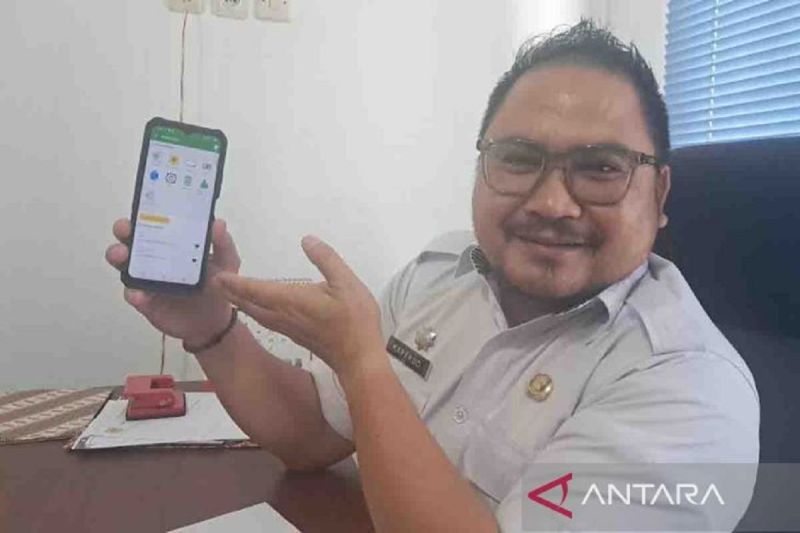 Plt Sekretaris Bapenda Gumas Kaperdo menunjukkan aplikasi Betang Mobile di gadget miliknya. (ANTARA/Chandra)
