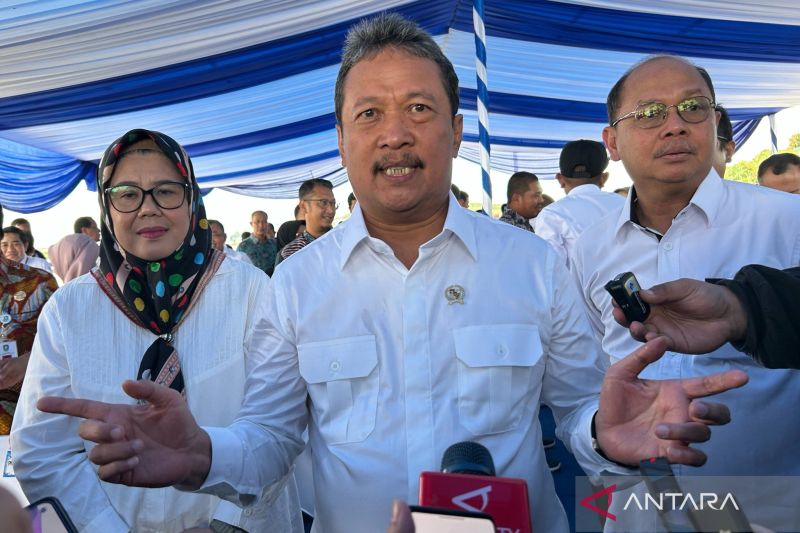 Menteri Kelautan dan Perikanan (KKP) Sakti Wahyu Trenggono ditemui usai melakukan peresmian Modeling Budi Daya Lobster di Balai Perikanan Budi Daya Laut, Batam, Kepulauan Riau, Kamis (10/10/2024). (ANTARA/Maria Cicilia Galuh)