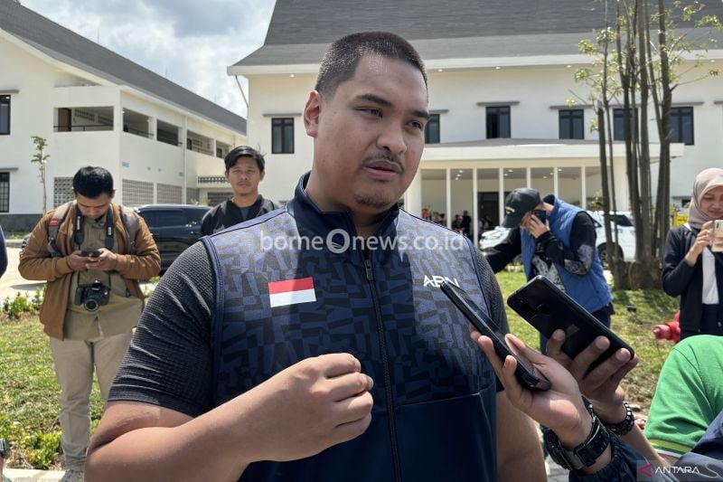Menteri Pemuda dan Olahraga (Menpora) Dito Ariotedjo saat memberikan keterangan usai meresmikan pusat pelatihan atletik nasional di Pangalengan Kabupaten Bandung, Jawa Barat, Kamis (10/10/2024). (ANTARA/Rubby Jovan)