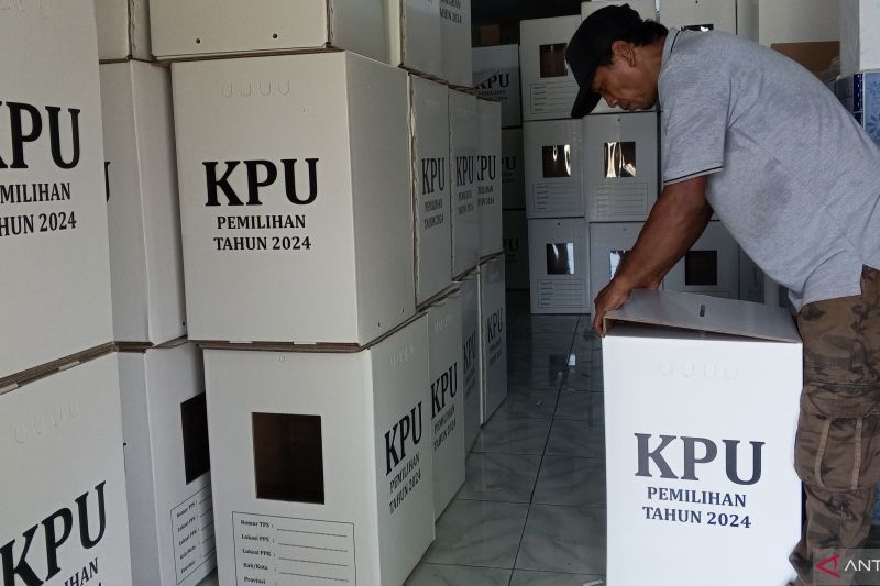 Salah satu warga masyarakat yang tinggal sekitar gudang logistik KPU Kabupaten Sigi melakukan perakitan kotak suara untuk digunakan Pilkada 2024, Kamis (10/10/2024). ANTARA/Moh Salam.