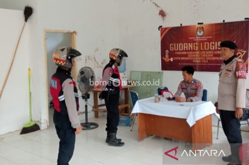 Personel Polresta Kendari yang patroli di gudang KPU Kota Kendari. (ANTARA/La Ode Muh Deden Saputra)