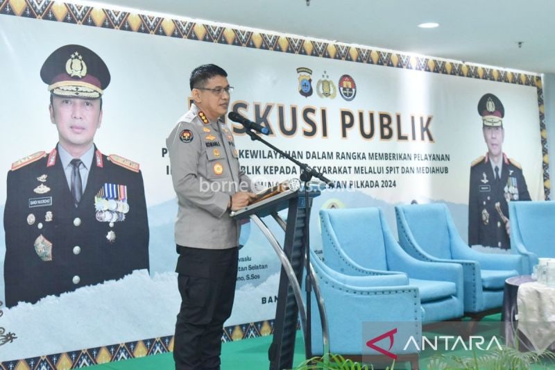 Kabag Yaninfodok Biro PID Divisi Humas Polri Kombes Pol Komang Suartana saat menyampaikan sambutan ketika pembukaan diskusi mengenai keterbukaan informasi publik di Hotel Aston Banua, Kamis (10/10/2024). (ANTARA/Firman)