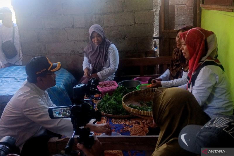 Mensos Saifullah Yusuf meninjau pokmas yang menjadi dapur untuk melayani kebutuhan permakanan bagi lansia di Desa Karanganyar, Kecamatan Tuntang, Kabupaten Semarang, Jawa Tengah, Kamis (10/10/2024). ANTARA/Tri Meilani Ameliya