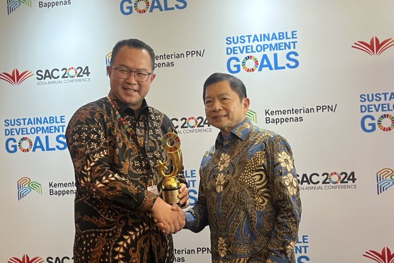 Menteri PPN/Kepala Bappenas Suharso Monoarfa foto bersama salah satu pemenang Sustainable Development Goals (SDGs) Award 2024 di Jakarta, Senin (7/10/2024). ANTARA/M. Baqir Idrus Alatas