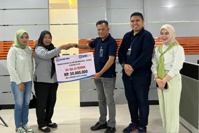 BRI Kayu Agung Serahkan Klaim Asuransi kepada Ahli Waris Nasabah